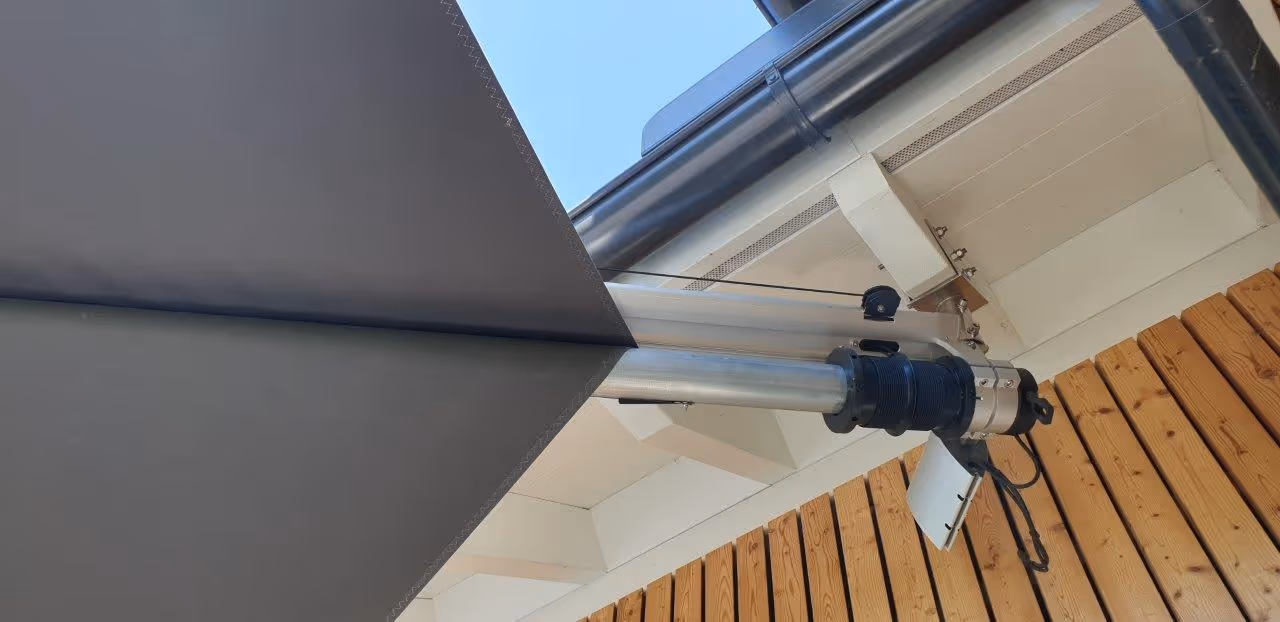 Detailansicht des SunSquare Strahlensegels mit Holz- und Aluminiumkomponenten in Anthrazit – modernes Design trifft Funktionalität.