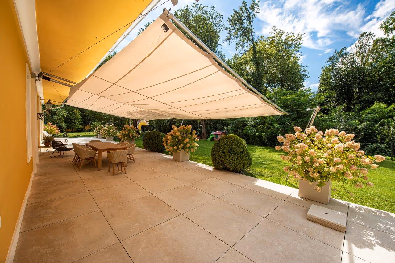 Terrasse mit SunSquare-Anlage als erweiterter Wohnraum – mehr Komfort und Nutzungszeit im Freien.