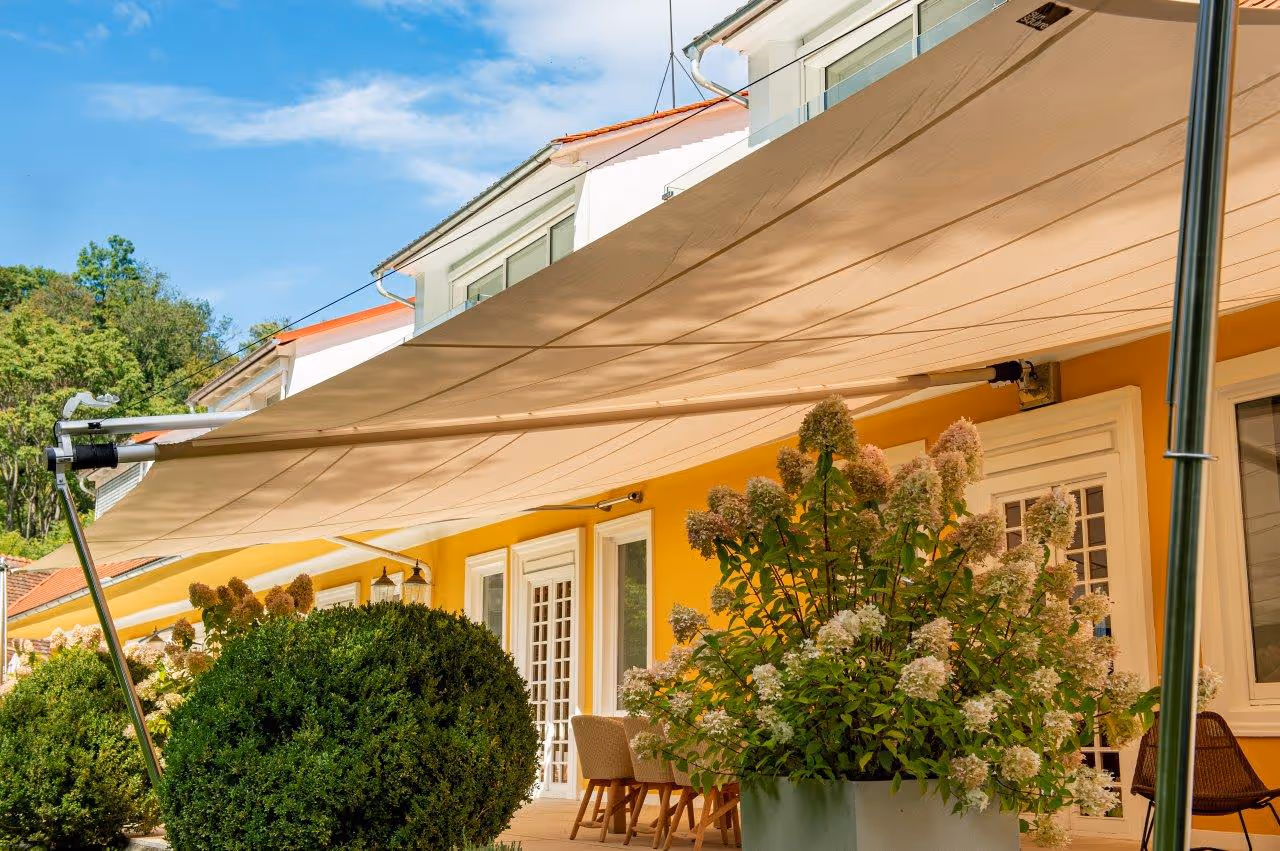 Manuelle Höhenverstellung am Segelende – flexibler Schattenverlauf bei tief stehender Sonne.