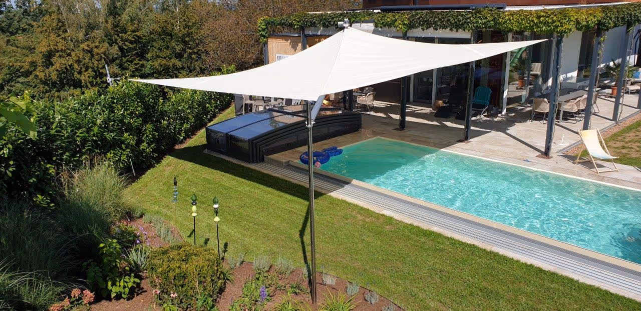 Eleganter Schutz für heiße Tage – SunSquare Sonnensegel als Highlight im Garten - bestehende Stahlkonstruktion für Anbindung genutzt.