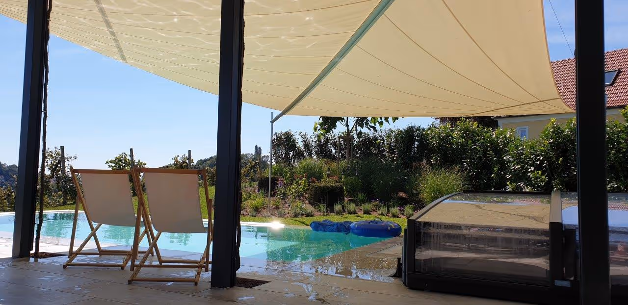 Eleganter Schutz für heiße Tage – SunSquare Sonnensegel als Highlight im Garten - bestehende Stahlkonstruktion für Anbindung genutzt.
