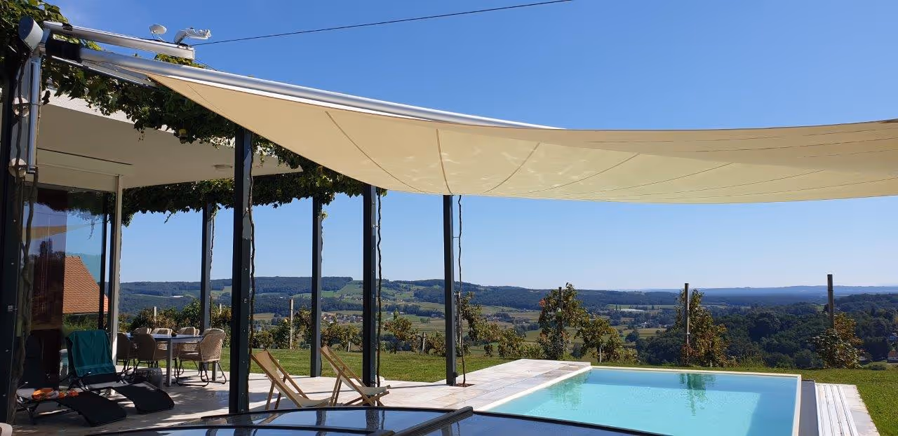 Eleganter Schutz für heiße Tage – SunSquare Sonnensegel als Highlight im Garten - bestehende Stahlkonstruktion für Anbindung genutzt.