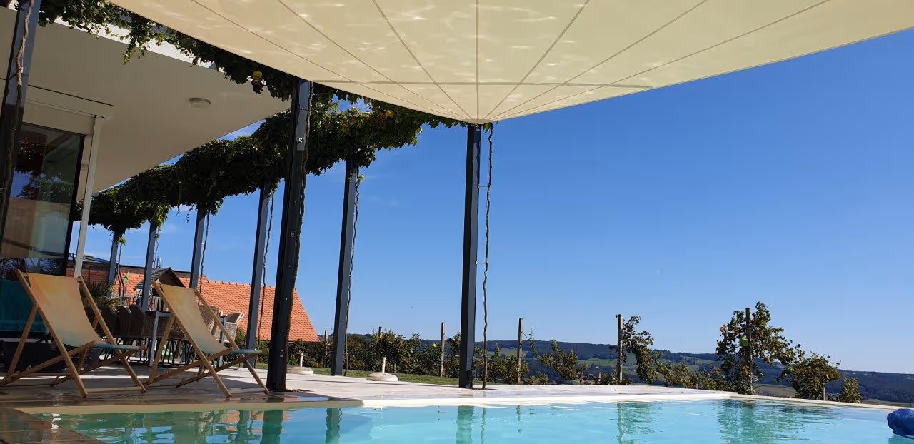 Eleganter Schutz für heiße Tage – SunSquare Sonnensegel als Highlight im Garten - bestehende Stahlkonstruktion für Anbindung genutzt.