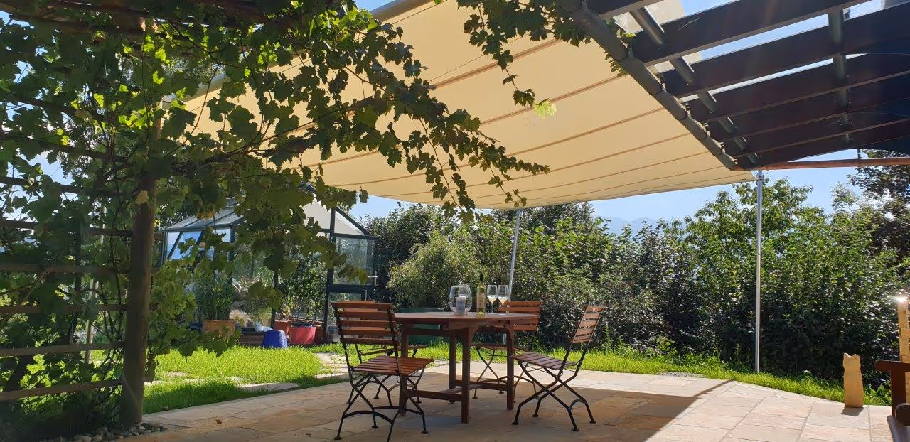SunSquare awning was connected to an existing glass roof and thus widen the protected outdoor area.