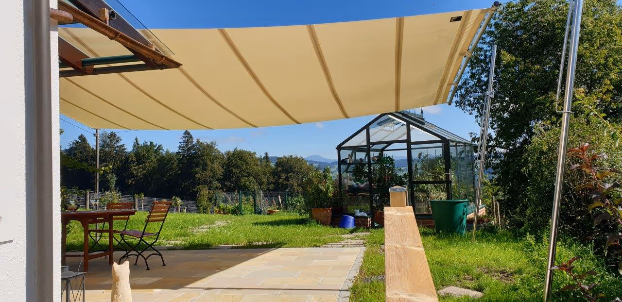 Detailansicht der manuellen Höhenversteller an den Segelendpunkten – flexible Anpassung des Schattenverlaufs bei tiefstehender Sonne.