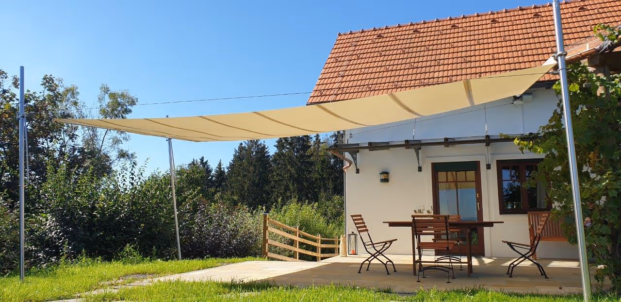 Gesamtansicht der Anlage mit regendichtem Serge Ferrari Soltis W96 Gewebe – stilvoller Wetterschutz für anspruchsvolle Außenbereiche.