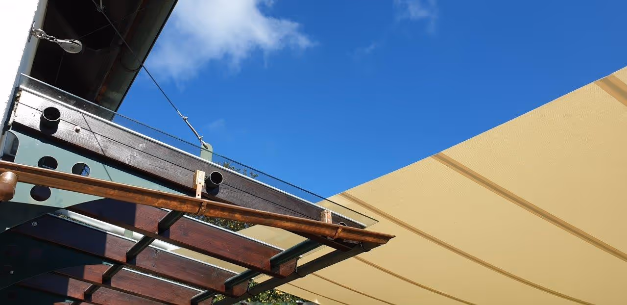 Der Übergang zw. Glasdach und Sonnensegel ist hier zu sehen.