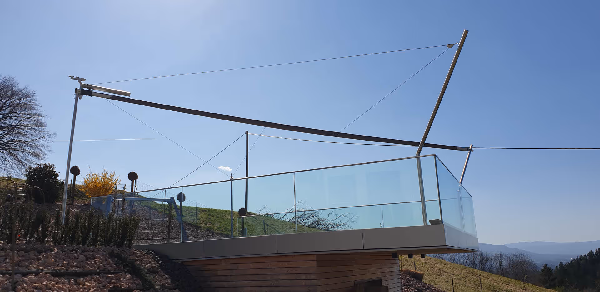 Eine geschlossene SunSquare Kompensator Anlage auf der Terrasse eines Weinkellers errichtet. So denzent und so funktionell.