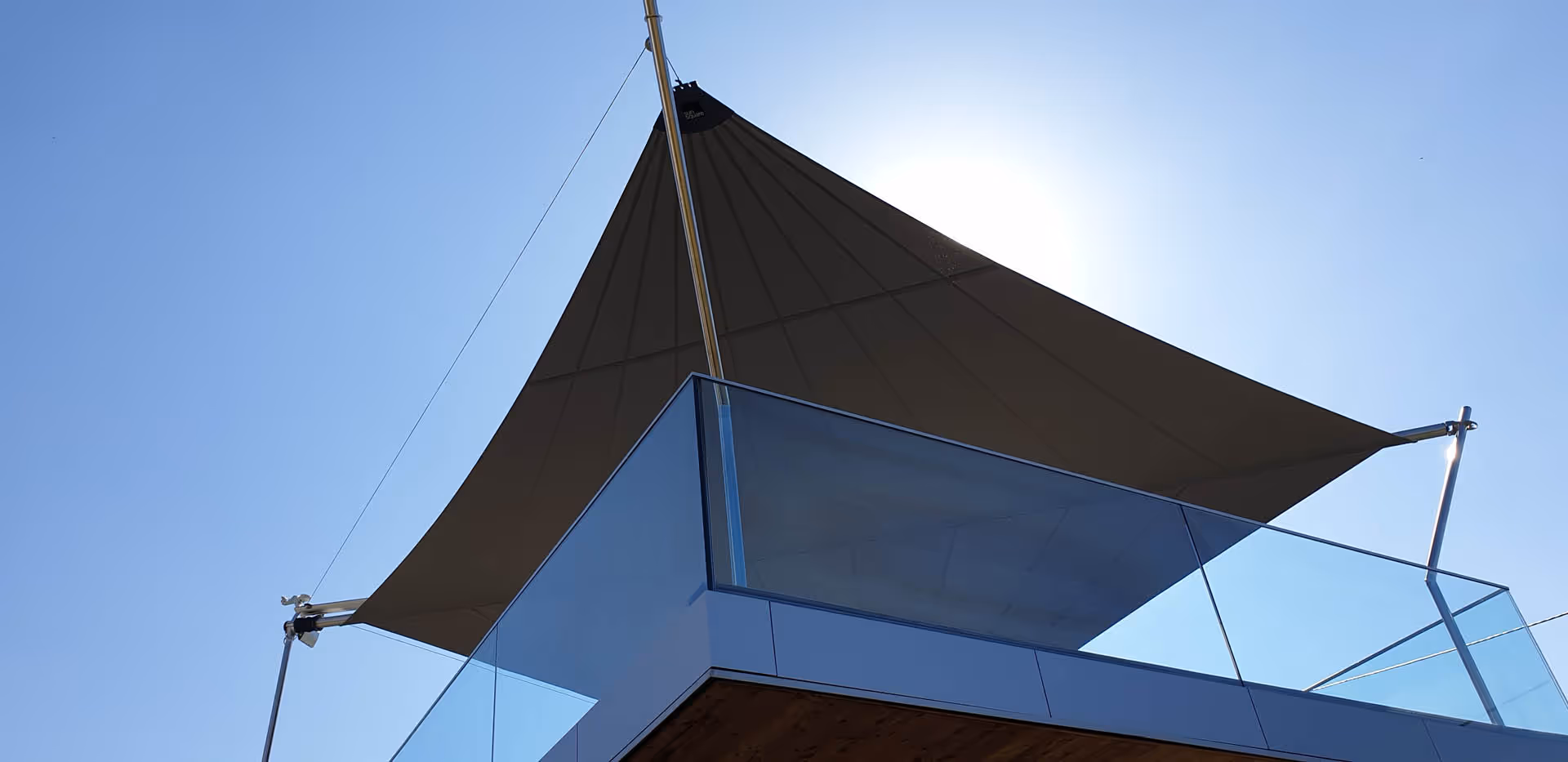 Das SunSquare Sonnensegel von unten fotografiert, durch die auskragenden Stützen kann die Terrassenfläche optimal geschützt werden.