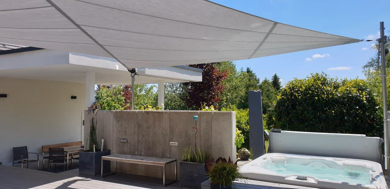 24 m² großes SunSquare-Segel aus Sattler Tuch 314-028 – stilvoller Sonnen- und Regenschutz mit minimaler Konstruktion.