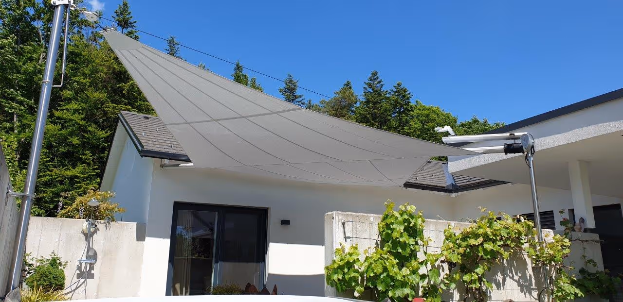 Strahlensegel-Anlage mit nur einer Stütze – elegante Lösung für maximalen Freiraum und ungestörte Aussicht.Manueller Höhenversteller am Segelende – gezielte Schattenverlängerung in den heißen Nachmittagsstunden.