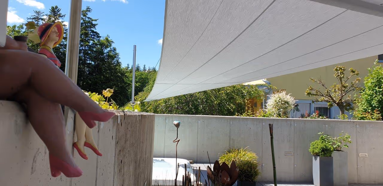 Beschatteter Whirlpool-Bereich unter dem Segel – Wohlfühlkomfort auch bei intensiver Sonneneinstrahlung.