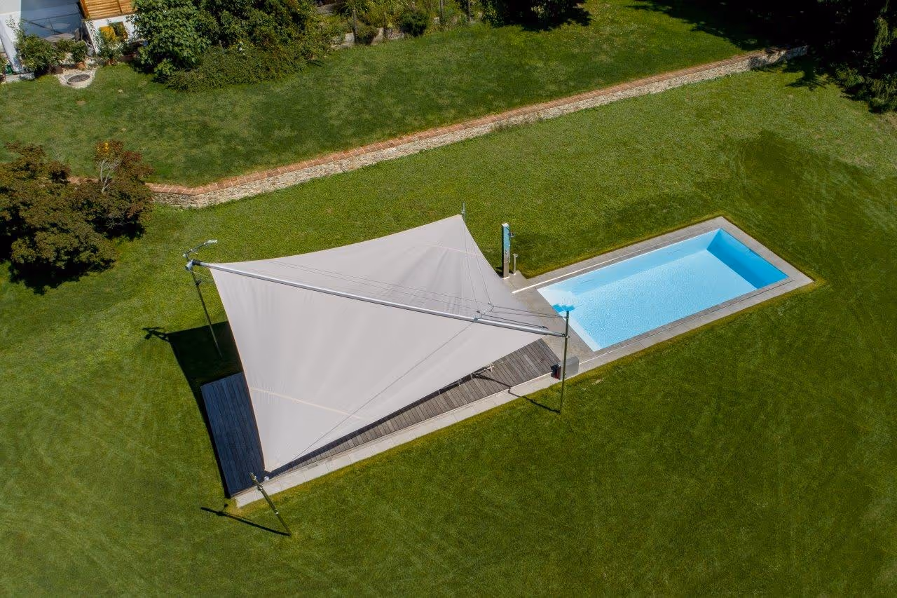 Terrace with motorised wooden cover over the pool and a 50 m² Sattler 314 awning. Integrated lighting provides atmospheric lighting in the evening.