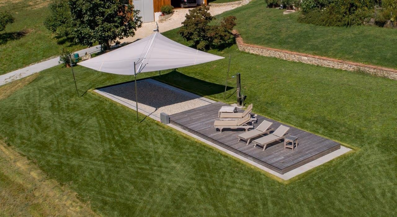 Das Holzdeck wird von dem knapp 50 m² großen SunSquare Segel geschützt.