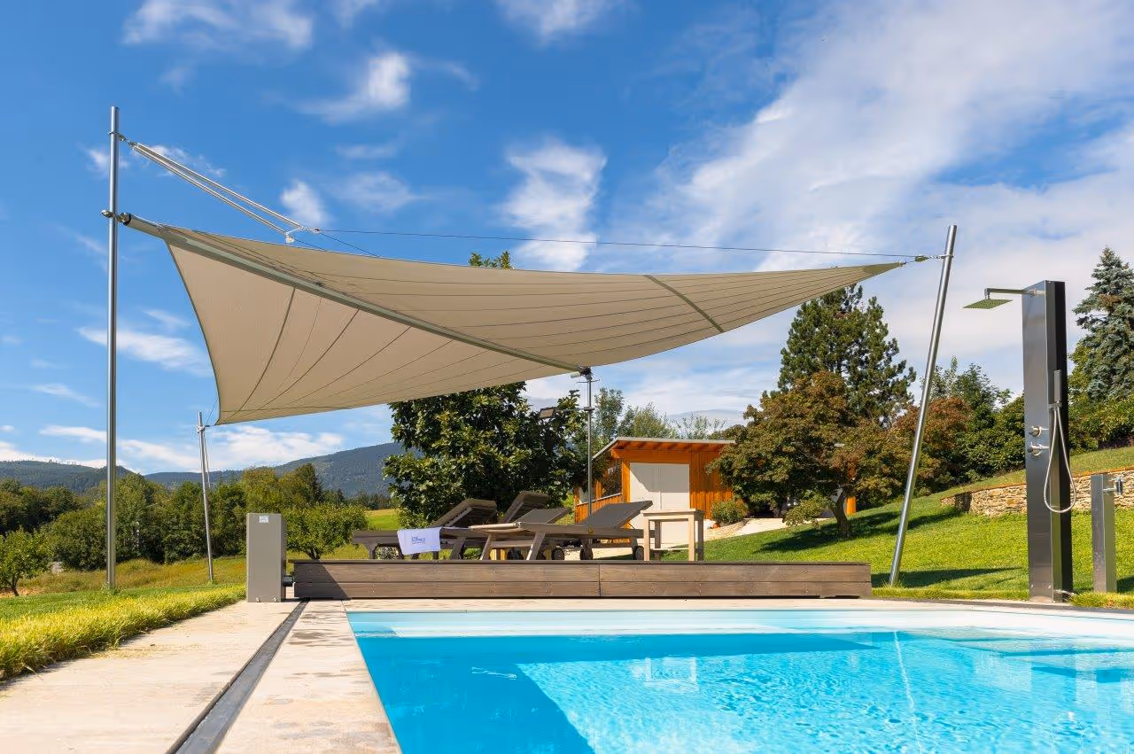 Das Holzdeck wird von dem knapp 50 m² großen SunSquare Segel geschützt.