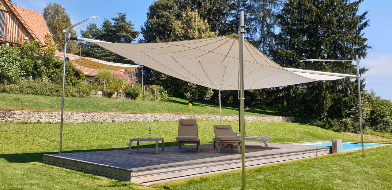 Ein SunSquare Höhenversteller manuell betrieben verlängert den Schatten bei tiefstehender Nachmittagssonne.