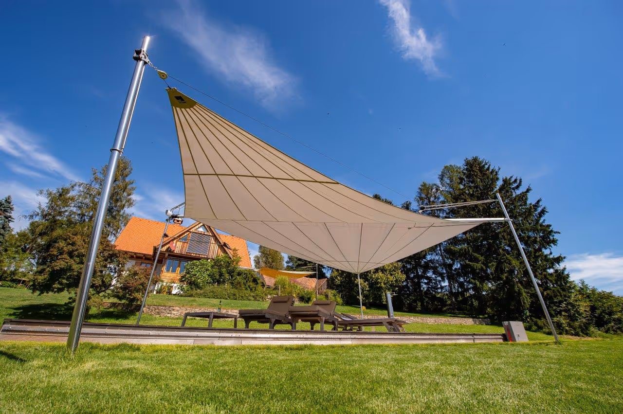 48 m² Segeltuch sorgen für eine großflächige Schattenfläche neben dem Pool.