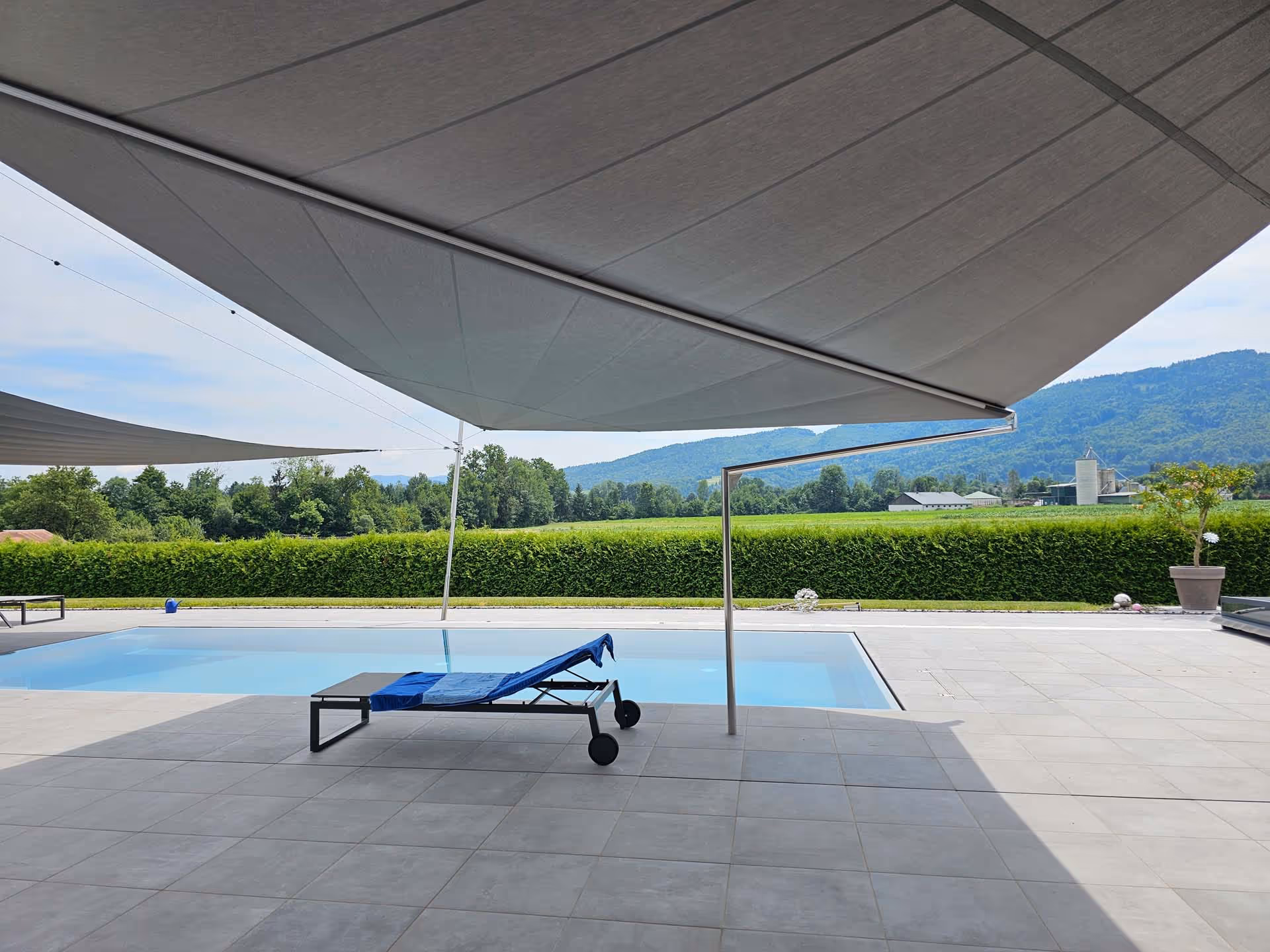 Manueller Höhenversteller am Segelende – optimierter Schattenverlauf für angenehme Temperaturen am Nachmittag.