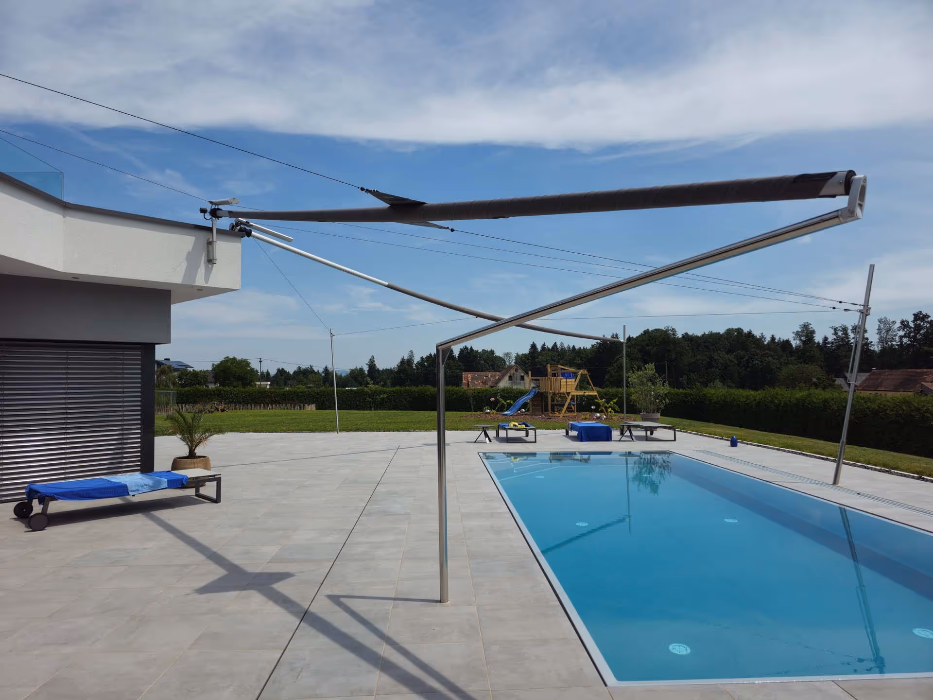 Harmonische Verbindung von Funktionalität und Design – textile Architektur für moderne Außenbereiche.