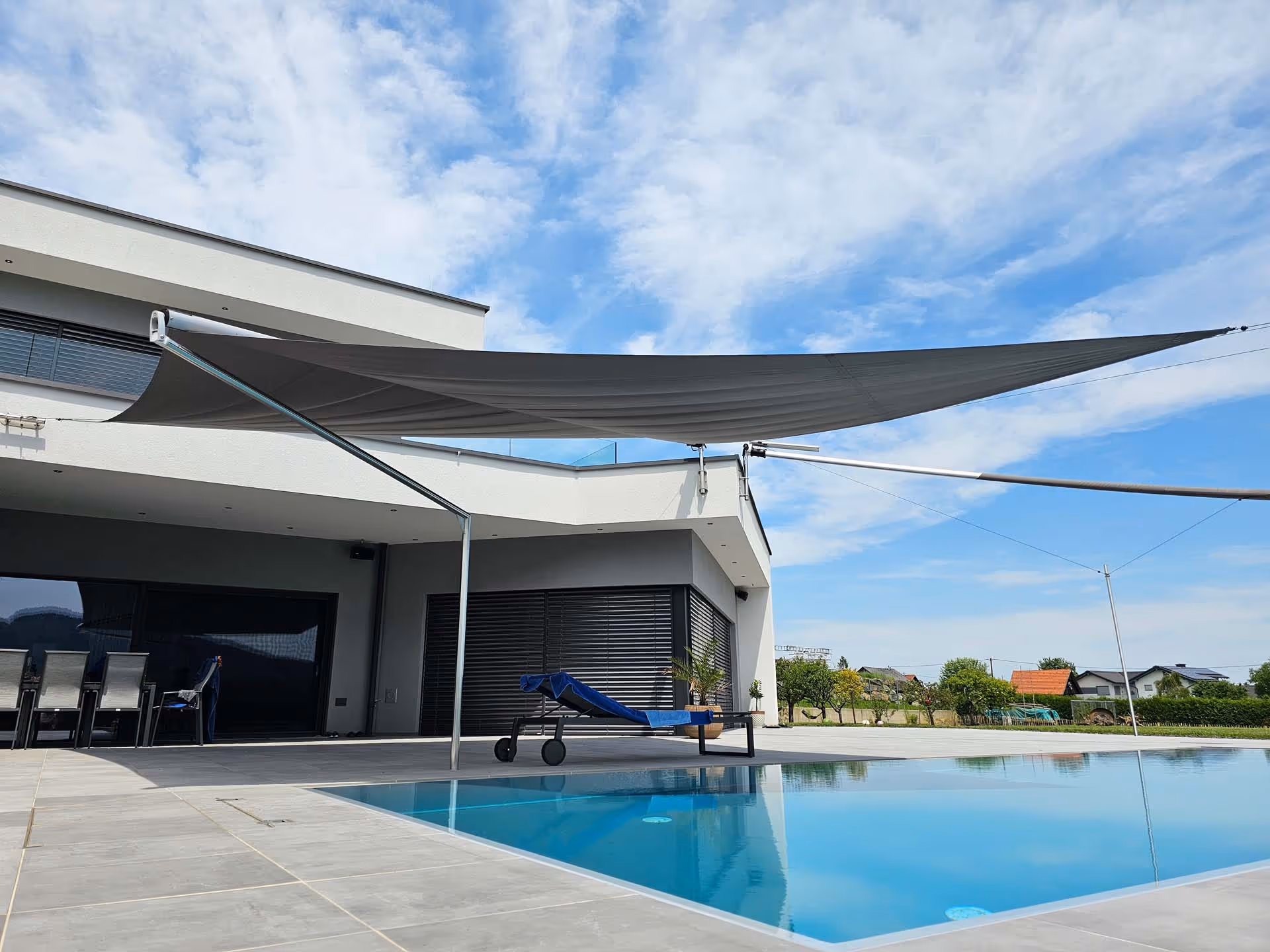 Zwei großflächige SunSquare-Segel mit 64 m² und 44 m² Tuchfläche – stilvoller Sonnen- und Hitzeschutz für Pool- und Terrassenbereich.