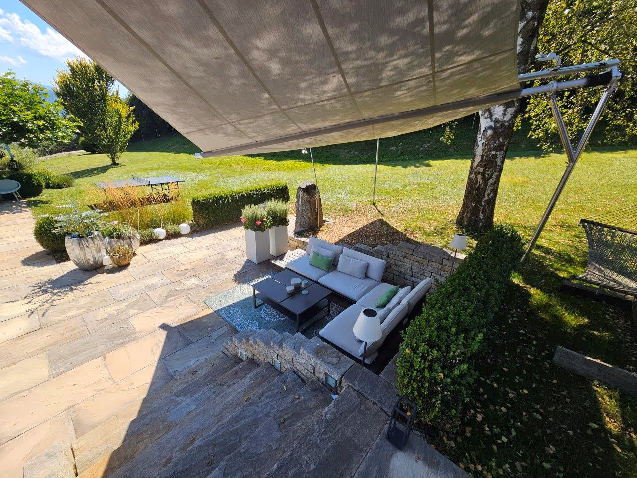 Unter dem SunSquare Cantilever. Man sieht den Bereich, der mit Schatten versorgt wird. Die Sitzlounge ist gut geschützt.