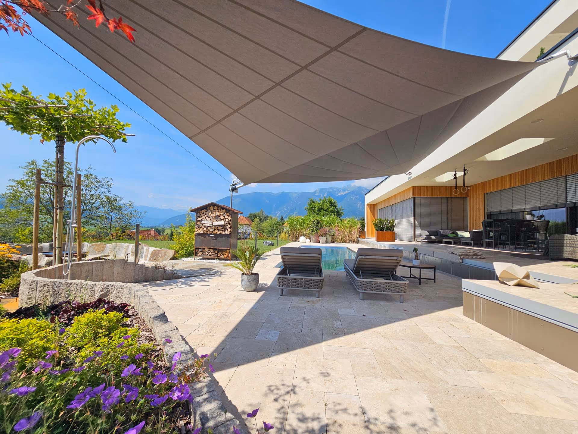 Eine große Fläche kann durch ein Sonnensegel vor Sonne und Regen geschützt werden. 