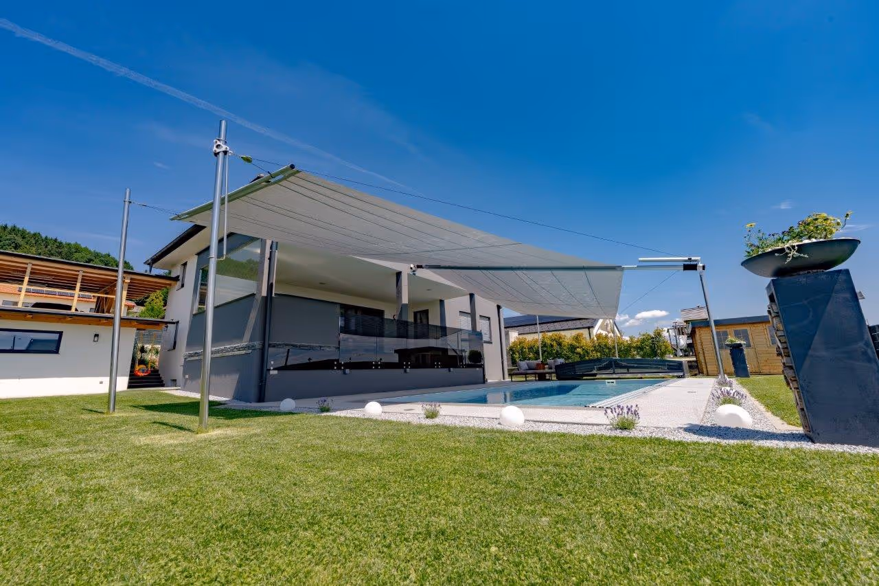 Eine seitliche Aufnahme verdeutlicht die große Fläche, die mit dem Sonnensegel abgedeckt werden kann.