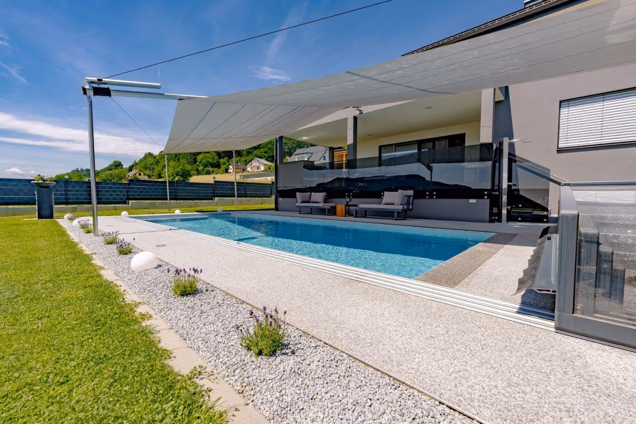 In der Farbgebung passt sich das Segeltuch gut an die Farbgestaltung des Hauses und des Außenbereichs an.