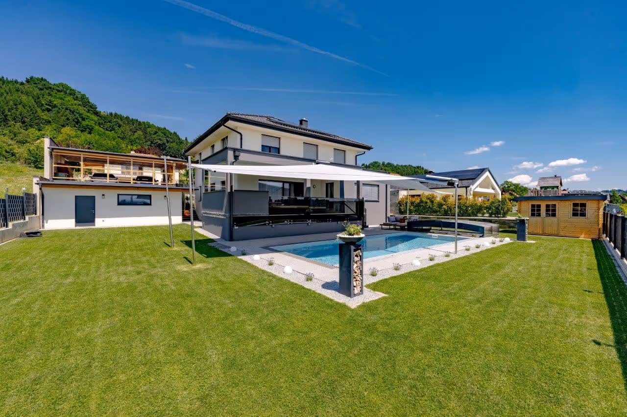 Jedes SunSquare Segel ist stufenlos verstellbar und kann bei Bedarf auch nur ein Stückchen geöffnet werden.