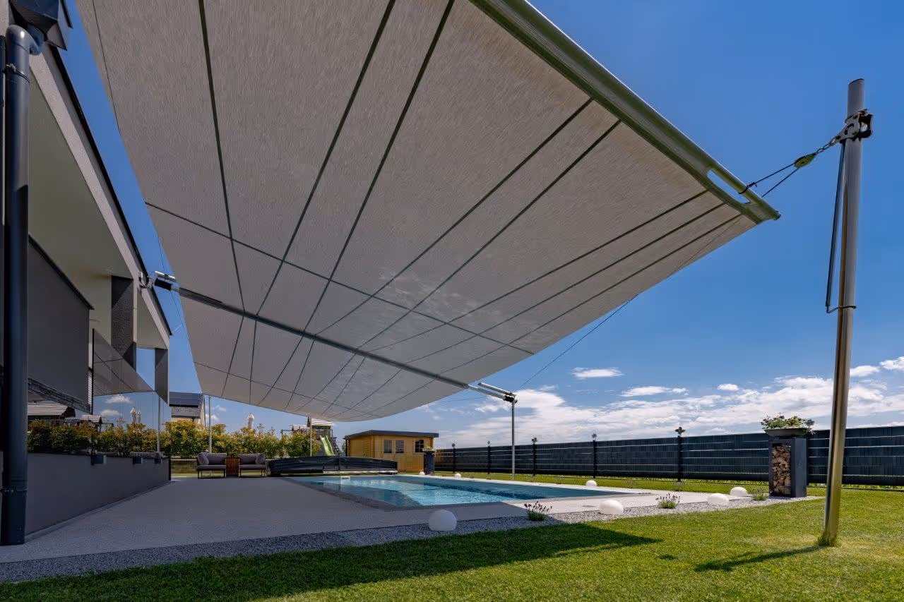 Ein Blick von unten auf das Segel, man erkennt den ZickZack Zuschnitt sehr gut.