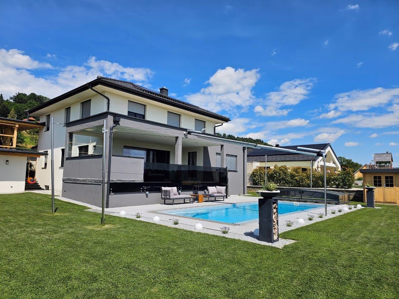 Die Tuchwelle wurde mittig über den Pool ausgerichtet und am Haus montiert.