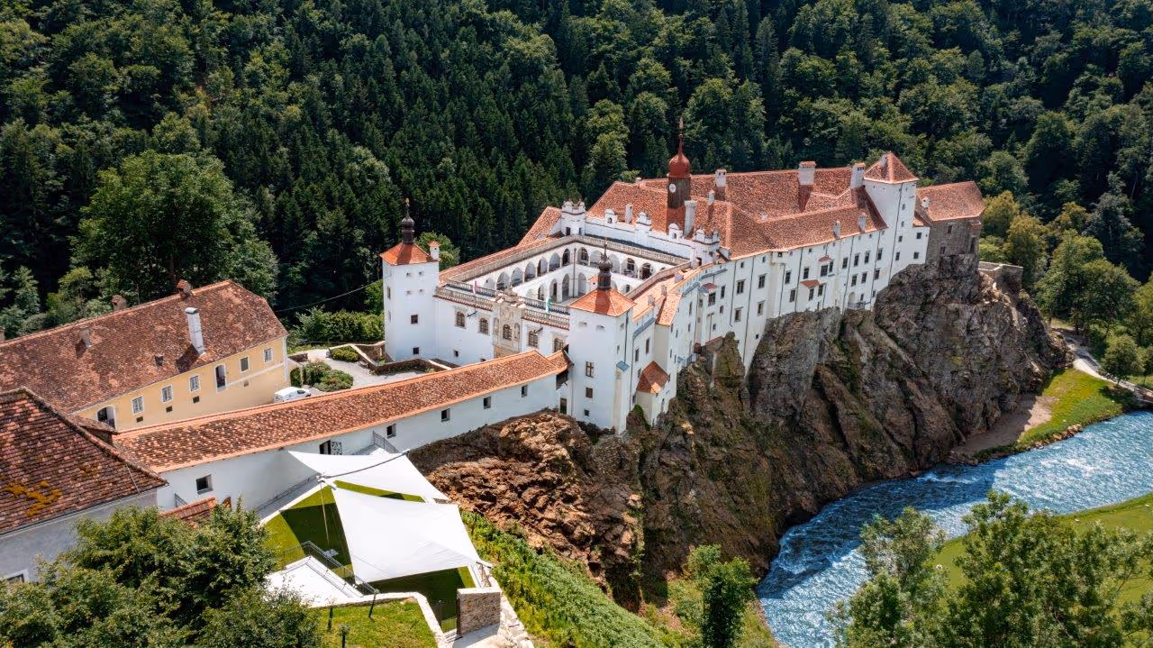 Luftaufnahme des Gartenschlosses Herberstein in der Steiermark mit installierten SunSquare-Sonnensegeln im vorderen Gartenbereich.