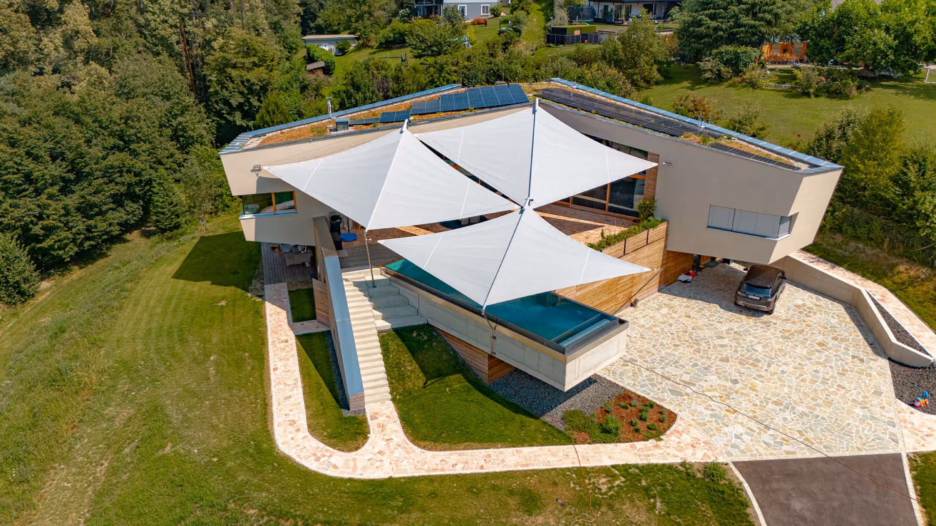 Eine Luftaufhame zeigt die drei SunSquare Sonnensegel von oben und den erzielten Schatten.