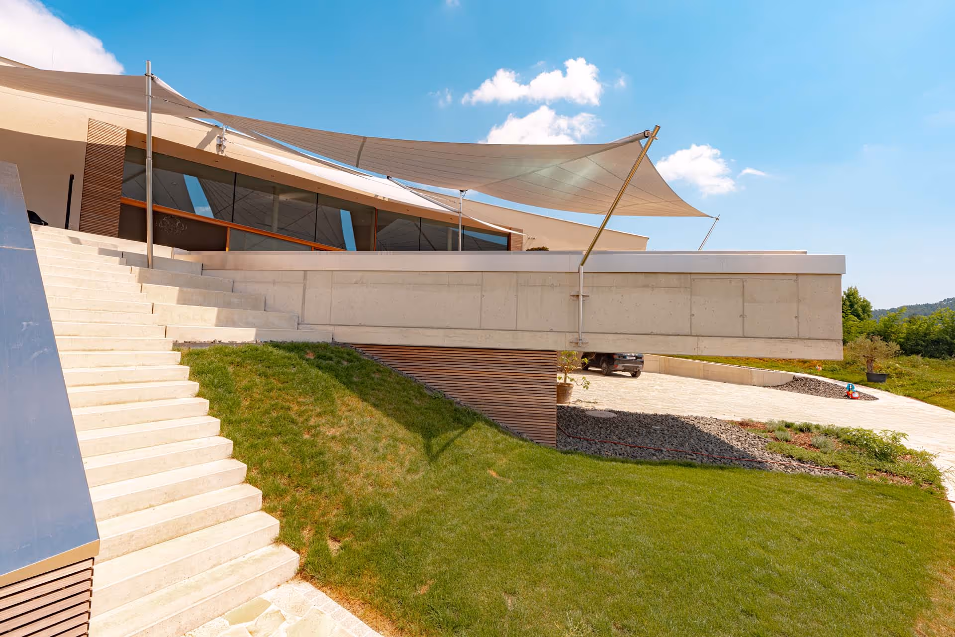 Eine Seitensnsicht der Segel und des schwebenden Schwimmbeckens. 