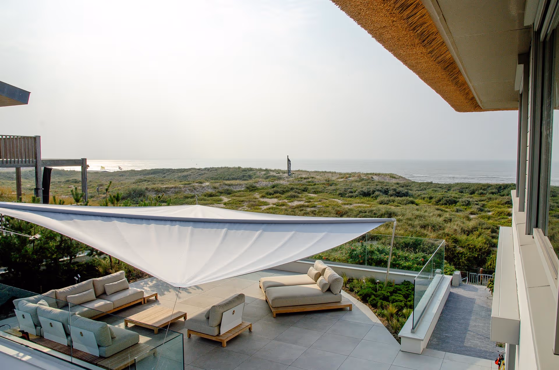 Der Blick von oben auf das SunSquare Segel und in der Entfernung sieht man die Nordsee.