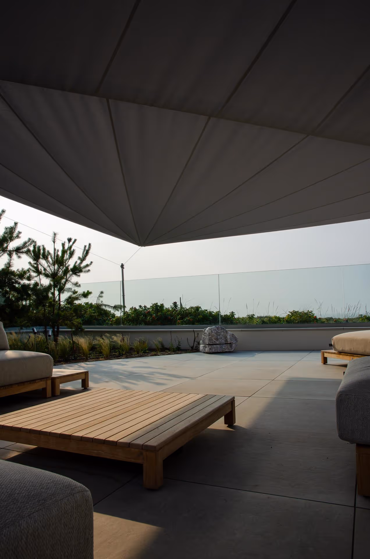 Licht und Schattenspiele auf der Terrasse.