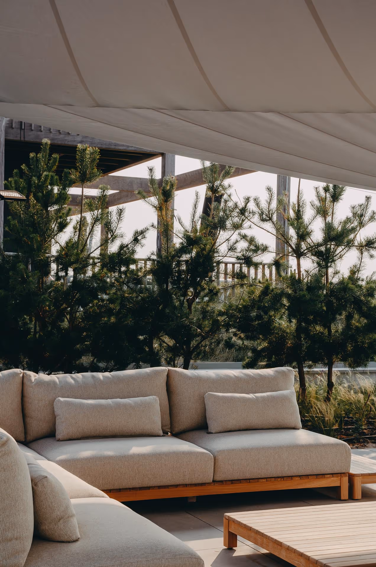 Farbliche Harmonie der Outdoor-Möbel und des Sonnensegels, ein Fotos, das zum Verweilen und Ausruhen einlädt.