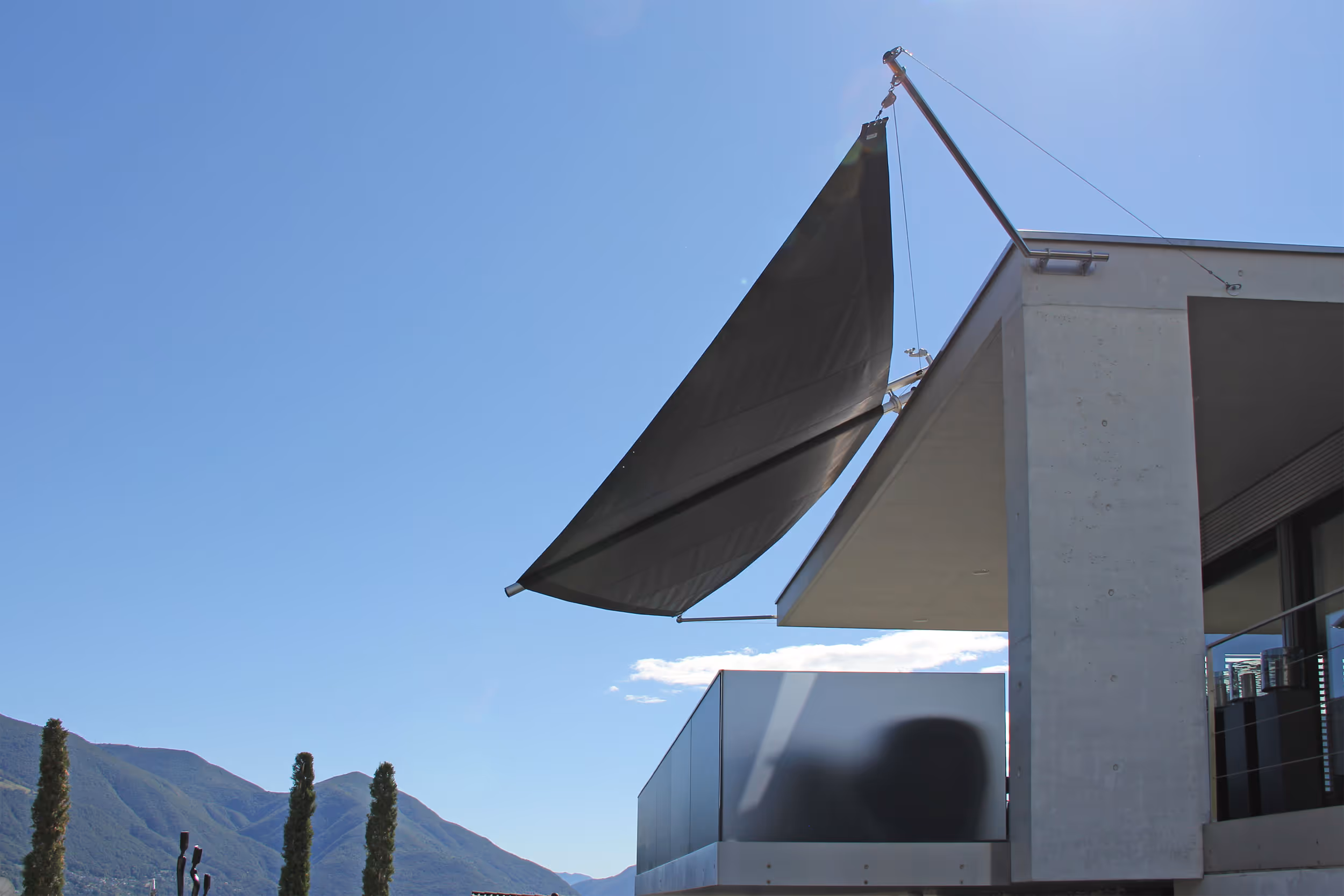 A SunSquare model with a freely projecting cloth wave was installed on an unusual house. 