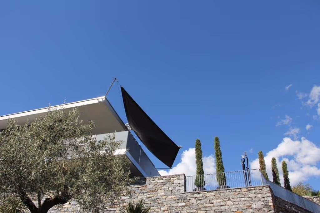 Freitragende SunSquare-Anlage ohne zusätzliche Stützen – innovative Lösung mit minimalem Eingriff in die Bausubstanz.