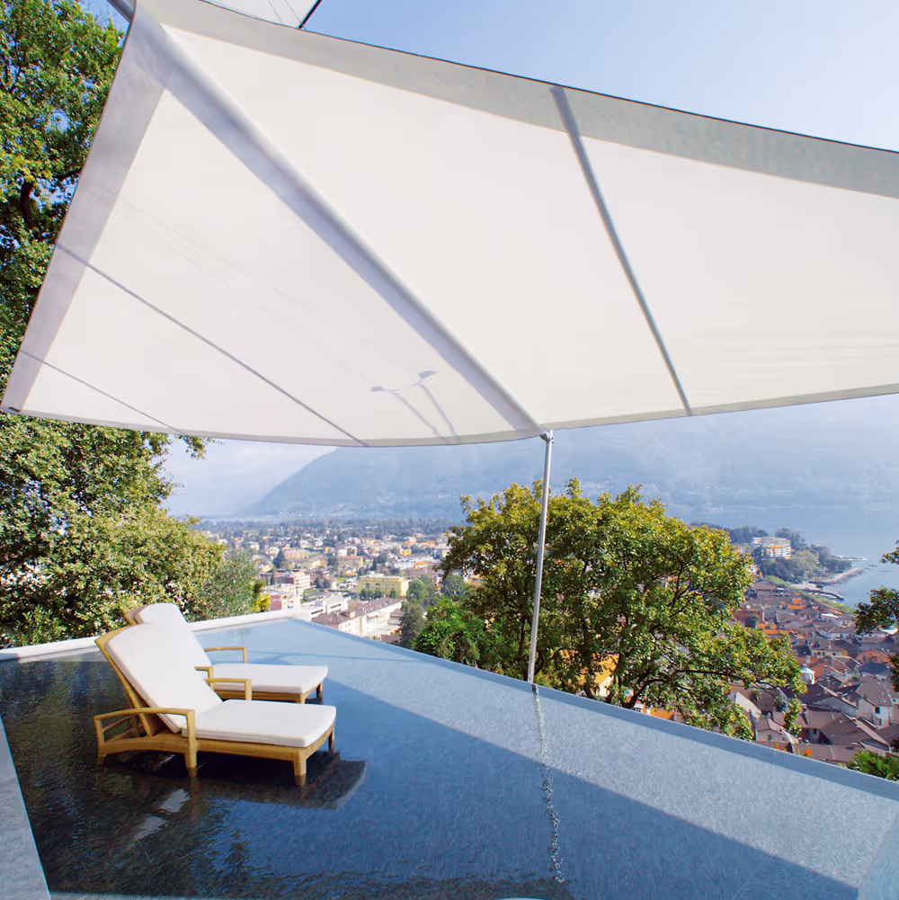 Historische SunSquare-Federzug-Anlage mit Lattensegel – eleganter Sonnenschutz für Pool und Terrasse in moderner Architektur.