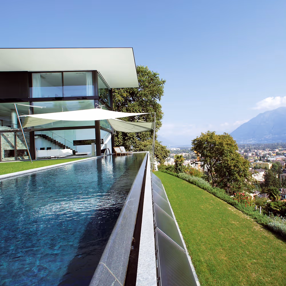 Seitliche Ansicht der SunSquare-Anlage – klare Linien, minimalistische Konstruktion und maximaler Komfort im Außenbereich.