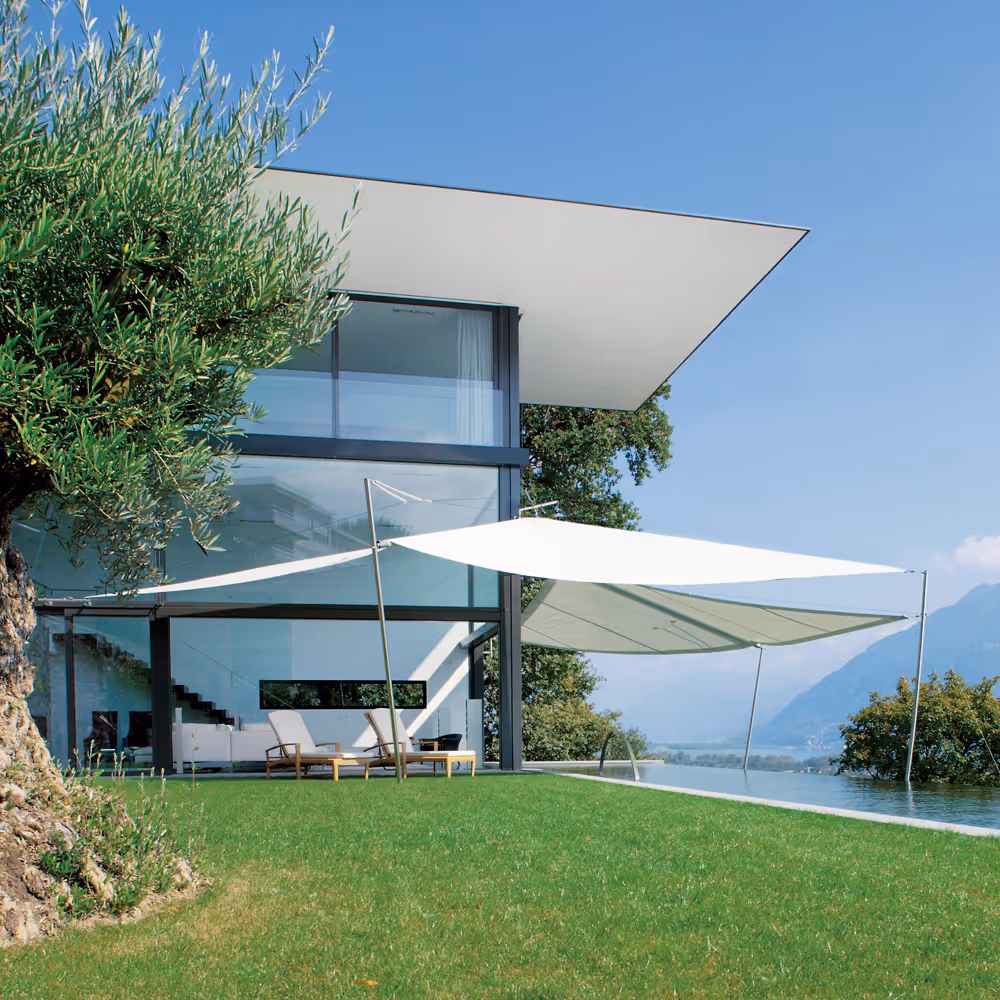 Großflächige textile Beschattung über Infinity-Pool – harmonische Verbindung von Funktionalität und ästhetischem Design.