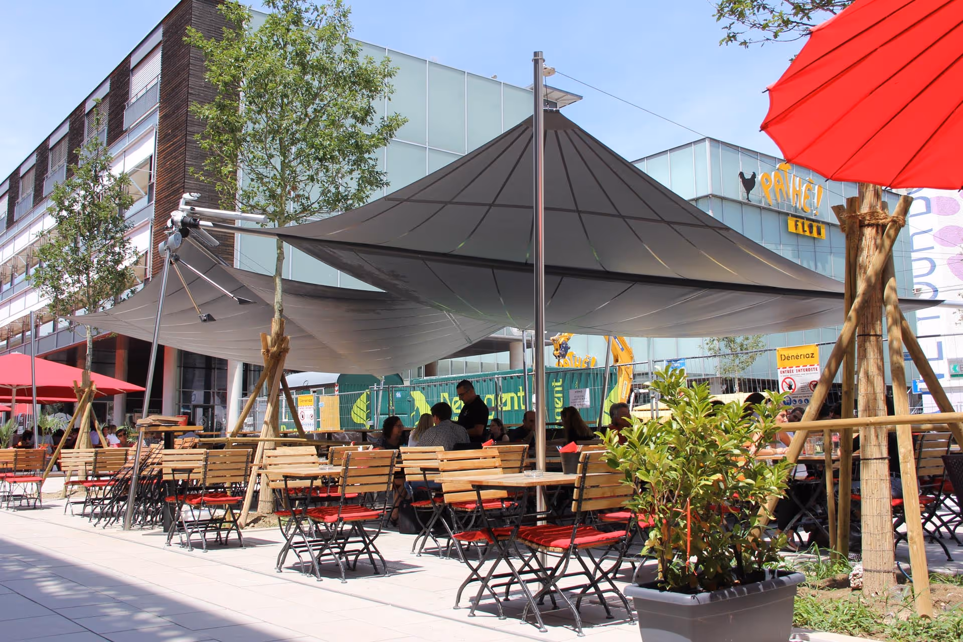 Vier SunSquare-Beschattungssysteme mit je 40 m² Tuchfläche – stilvoller Sonnen- und Regenschutz für Gastronomie im Flon-Viertel Lausanne.