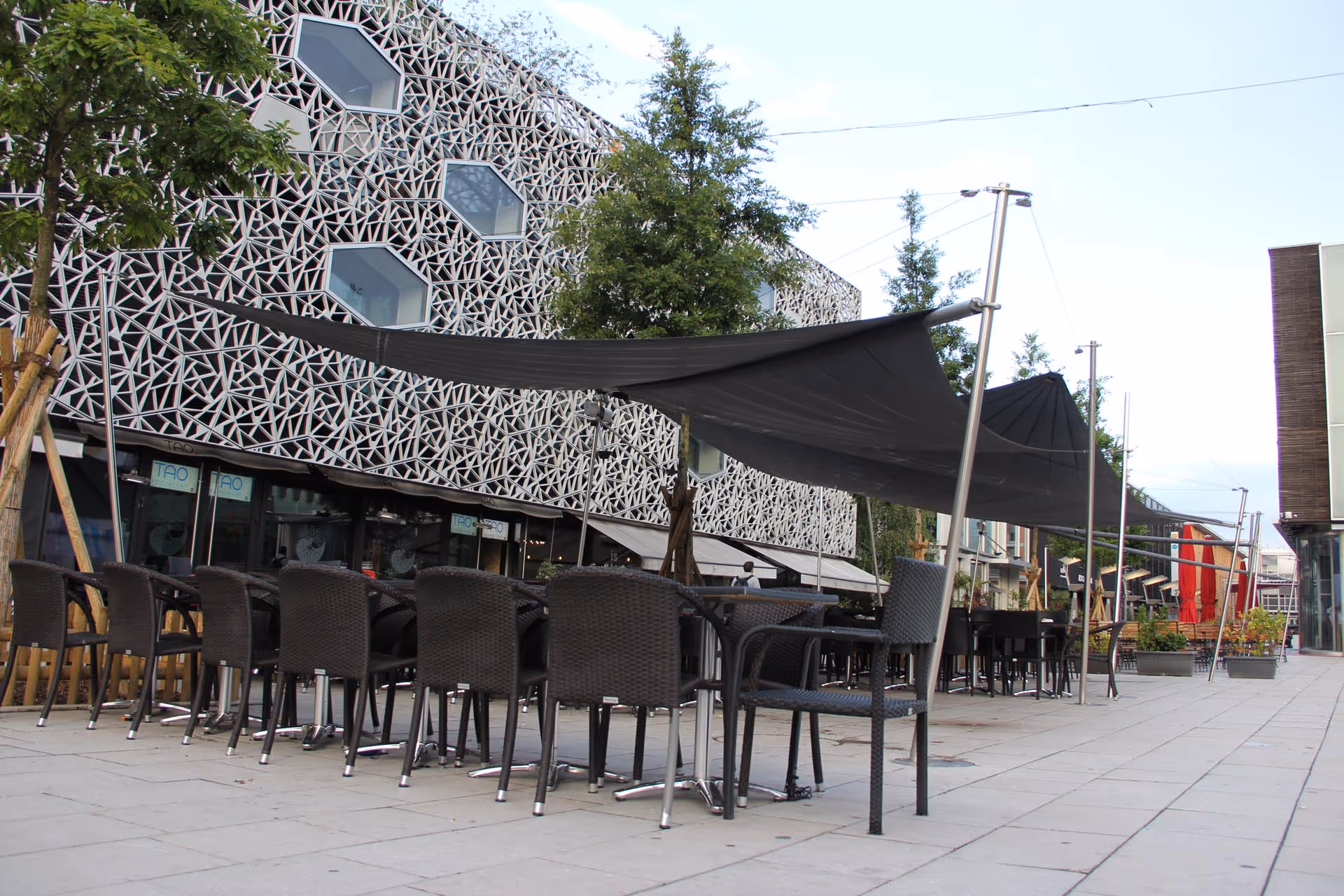 Automatische Steuerung mit Windsensor – Segel schließen bei starkem Wind selbstständig für maximale Sicherheit.