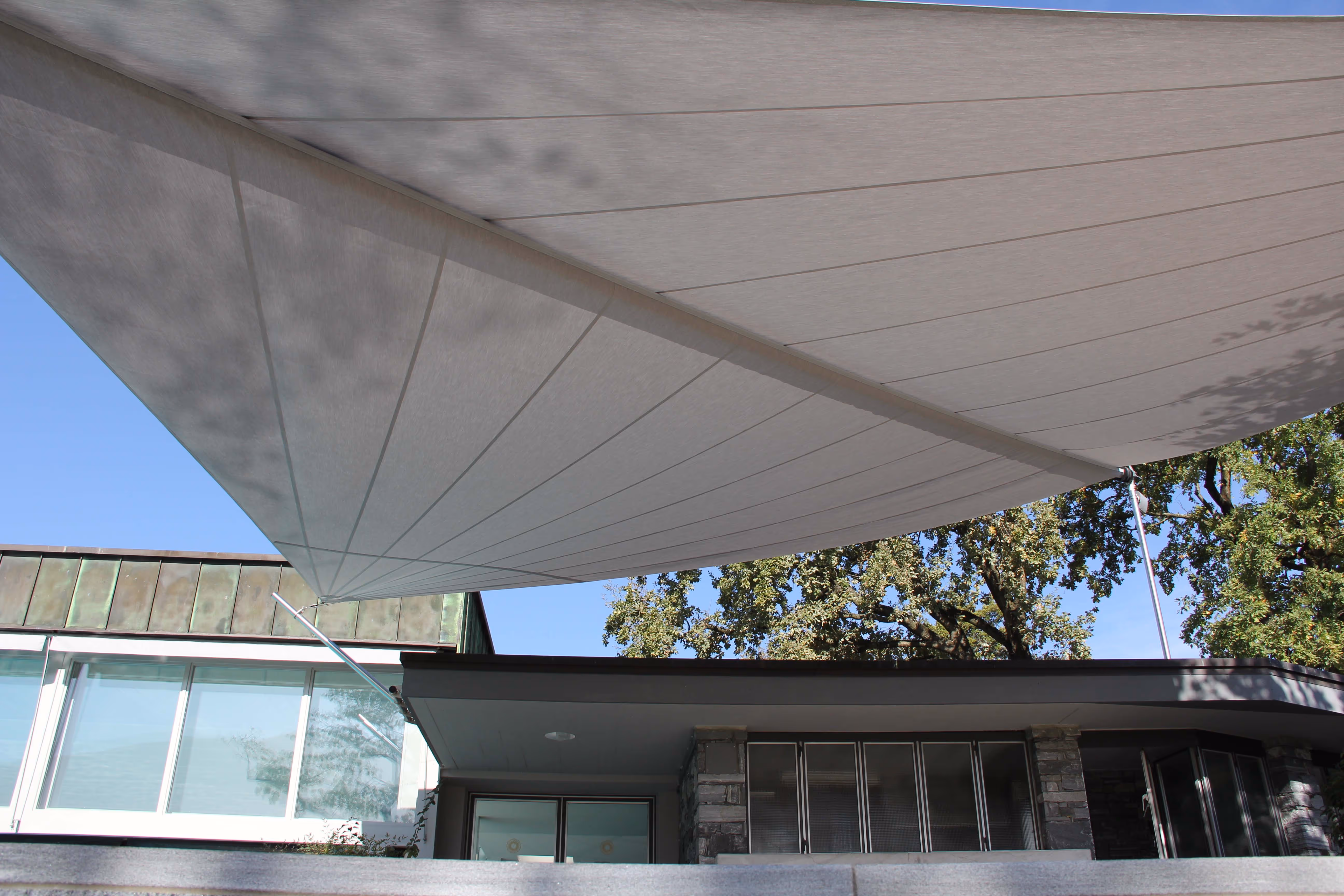 Detailaufnahme des Strahlensegels gefertigt aus dem Acrylgewebe Sattler 314 - für Sonnen- und Regenschutz.