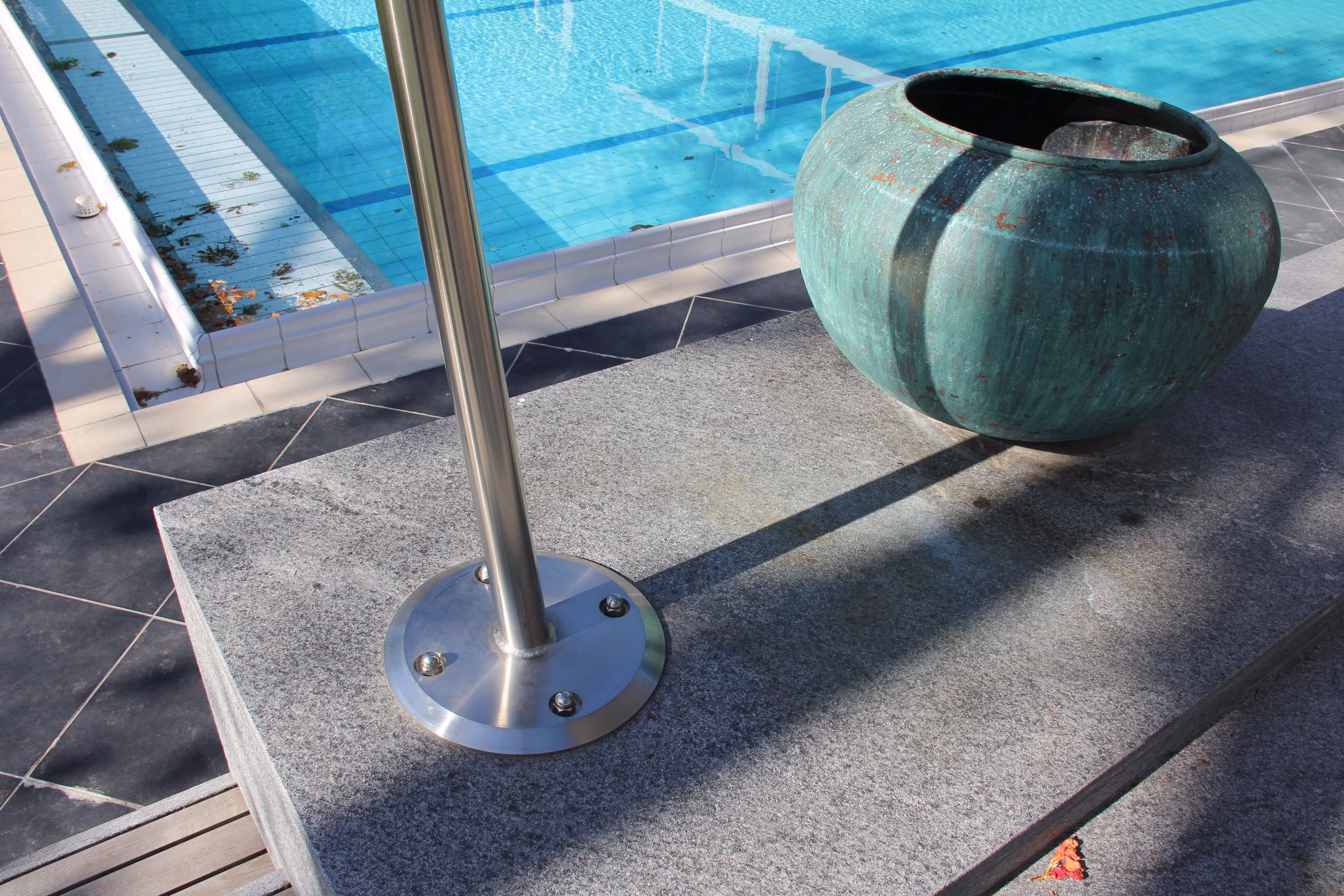 Detailaufnahme einer Niro-Bodenstützen-Abdeckung.