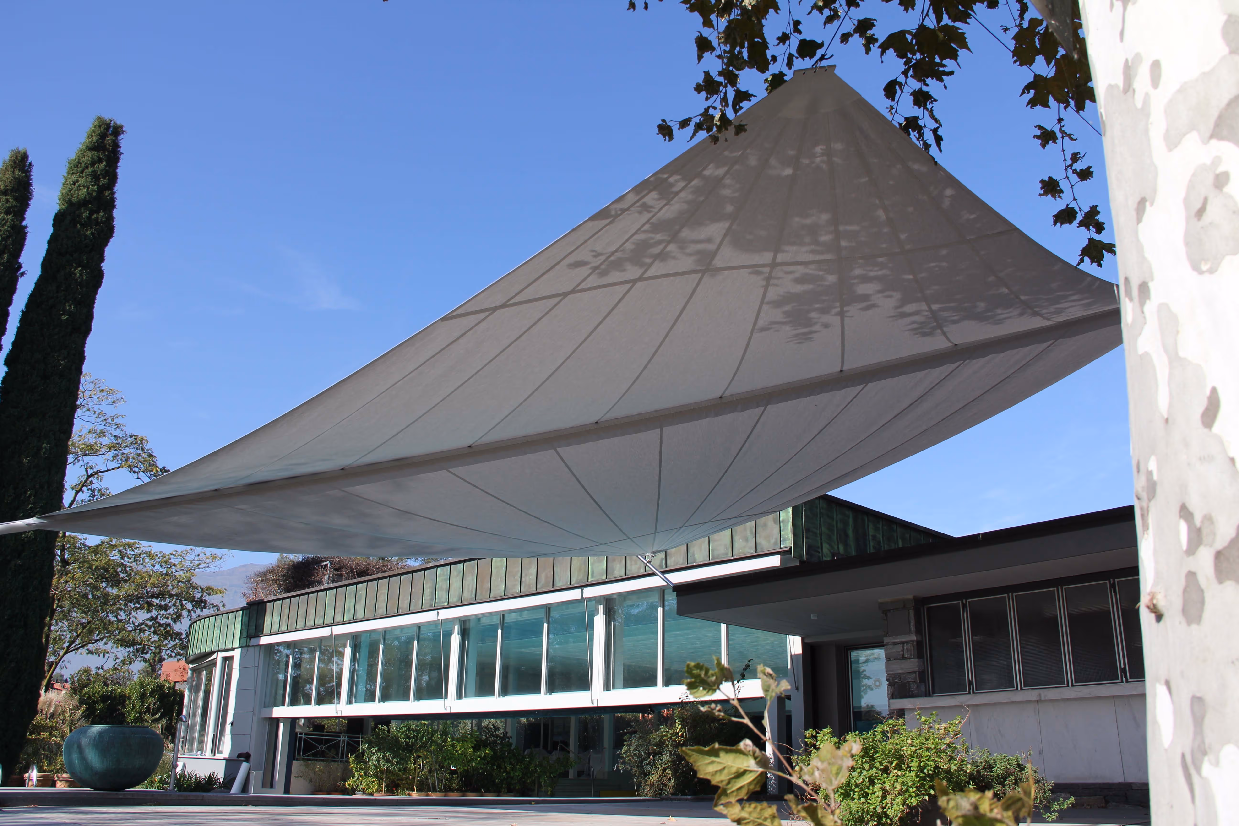 Hochwertiges Acrylgewebe Sattler 314-028 in harmonischer Integration – intelligenter Sonnenschutz mit automatischer Steuerung für maximalen Komfort.