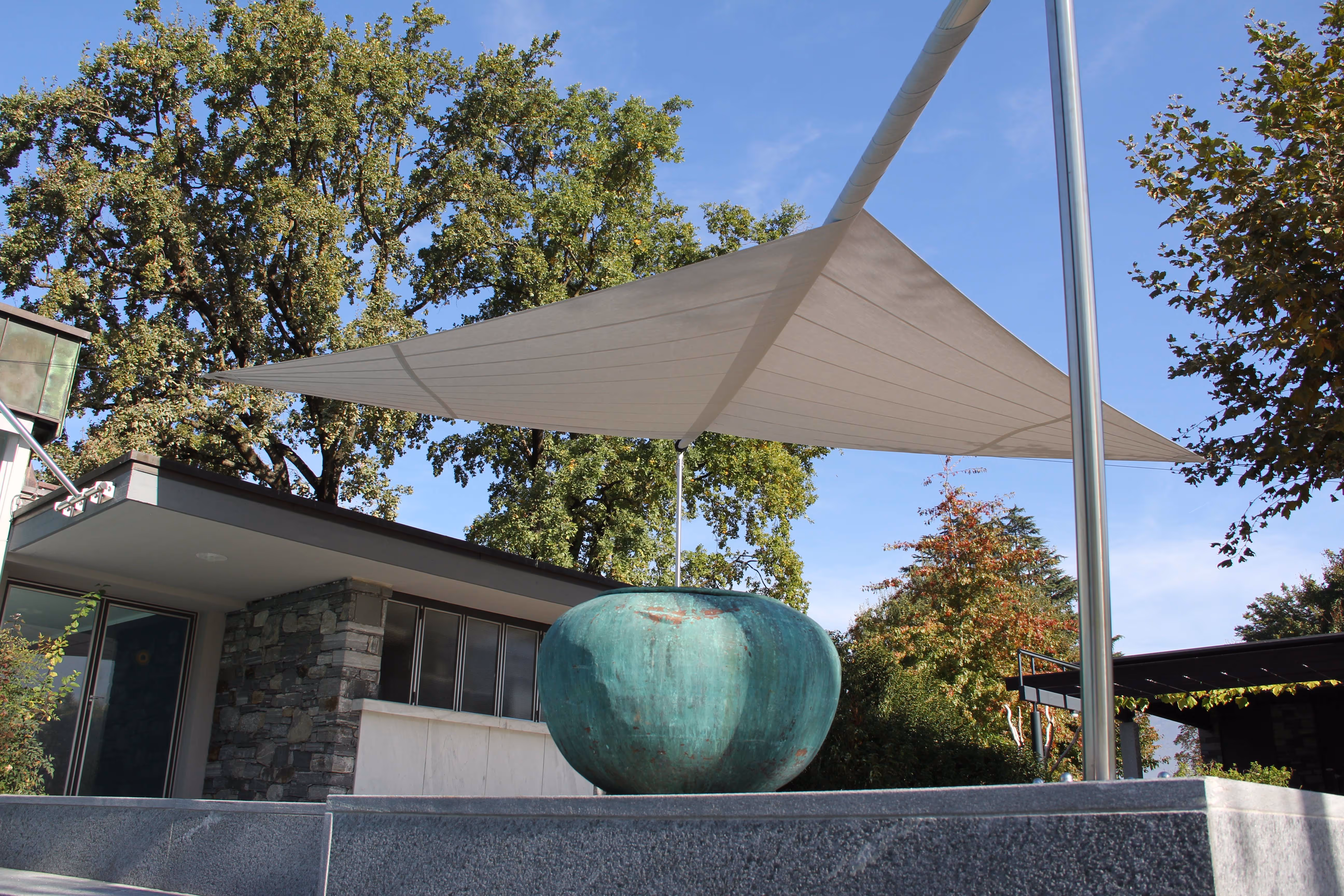 Vollautomatische SunSquare-Strahlensegelanlage mit 60 m² Tuchfläche – eleganter Sonnen- und Regenschutz für das exklusive Castello del Sole Resort.