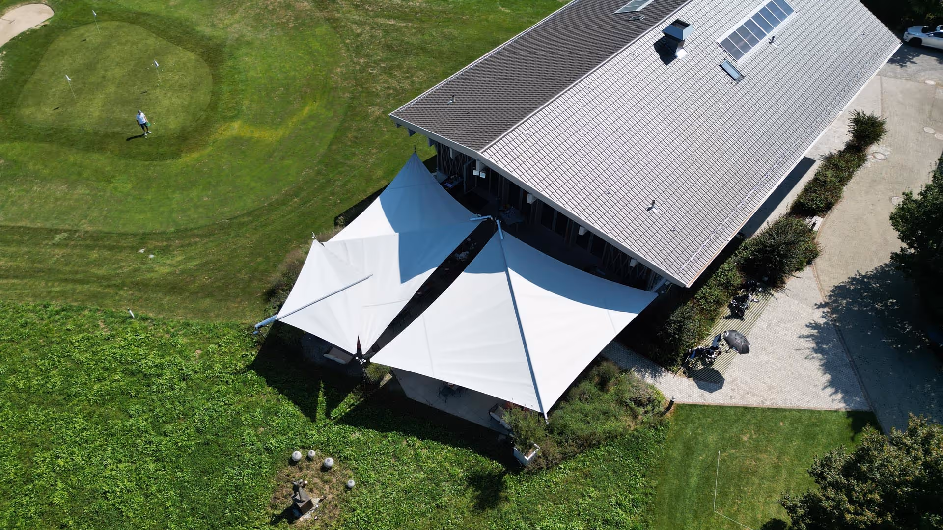 SQK-CANT-Segel in Kombination mit SQK-I-Anlagen – flexible Formgebung für harmonische Integration in die Terrassenarchitektur.