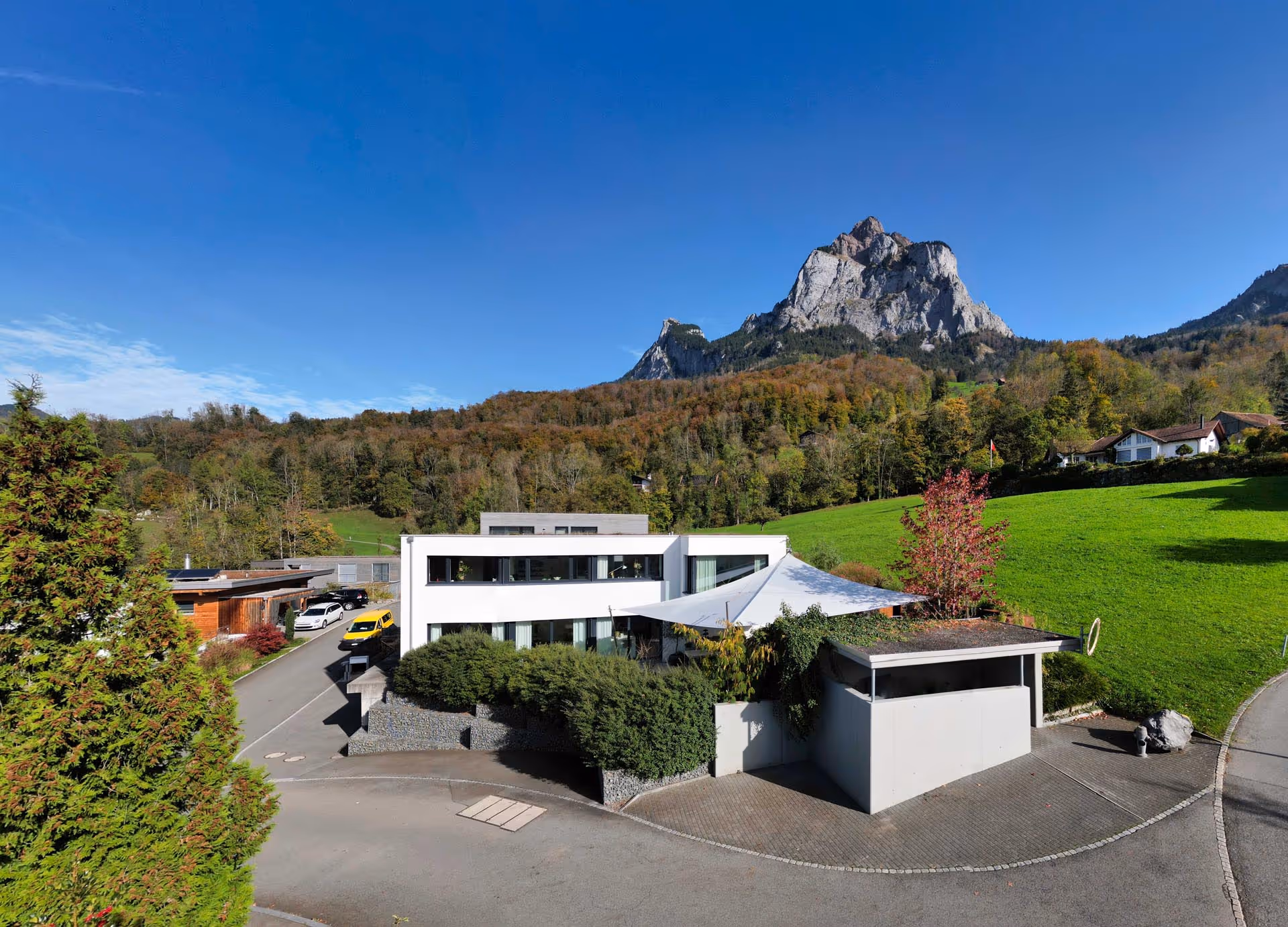 Das Projekt von der Ferne aufgenommen – stilvolle SunSquare-Anlage für ganzjährig nutzbare Außenbereiche.